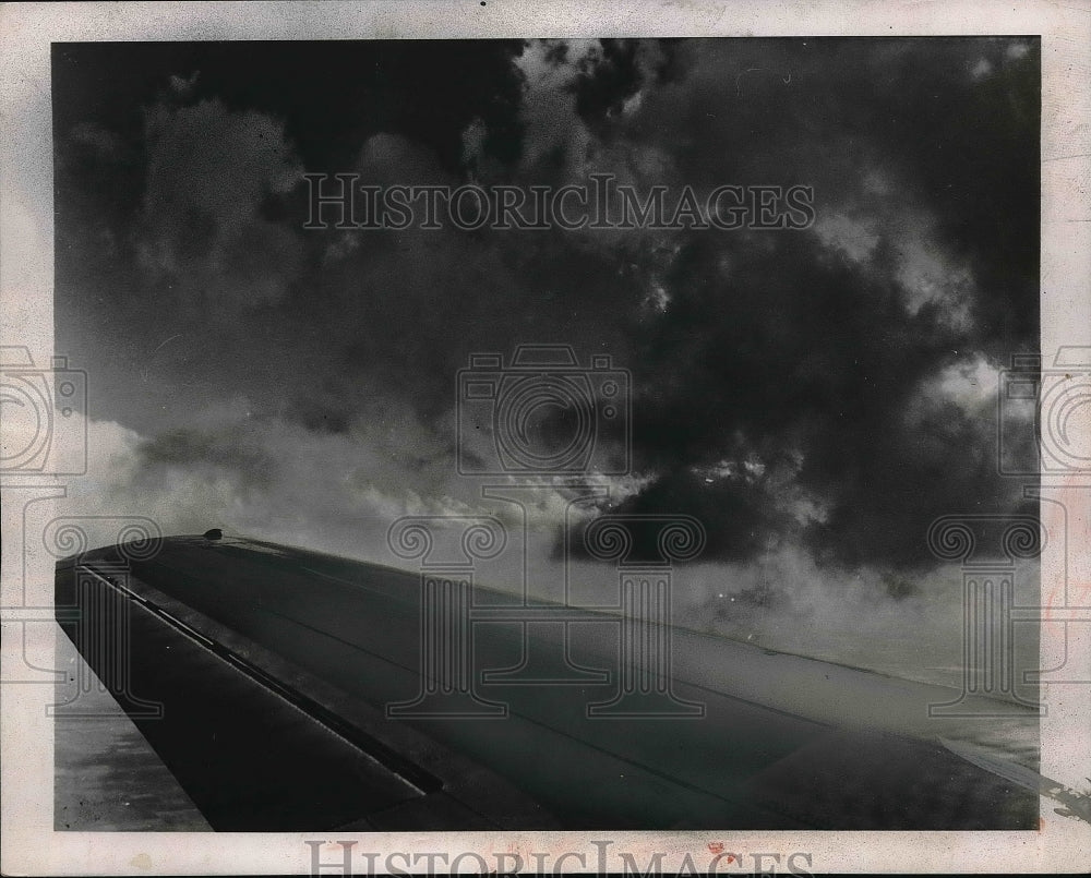 1939 Press Photo Cumulus cloud appearing at the tip of the plane - Historic Images