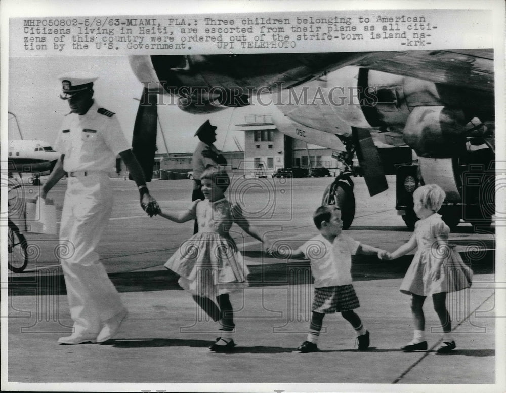 1963 Press Photo Three children arriving in the US - Historic Images