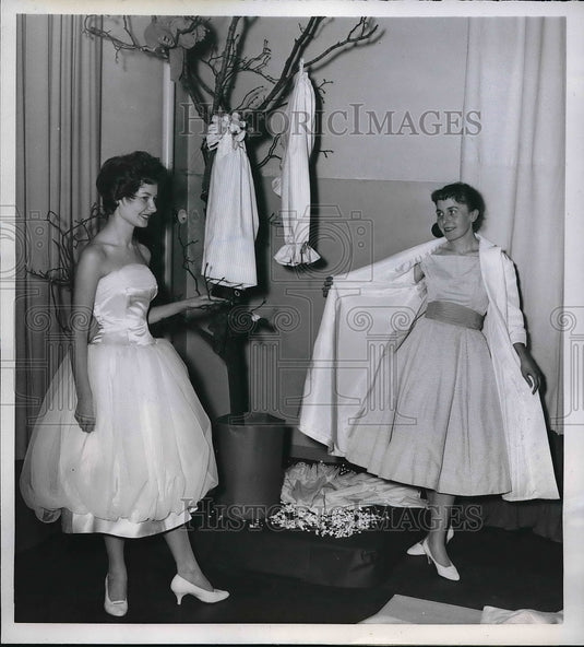 1958 Press Photo Dressmaking students at West Berlin's Victoria Trade School - Historic Images