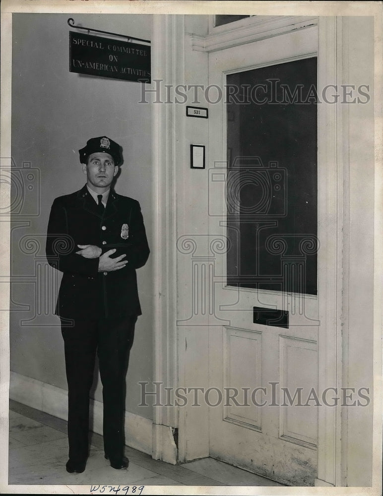 1939 Press Photo Capitol Policeman Bennie Goyne guarding record room of the - Historic Images