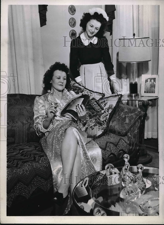 1945 Press Photo Mrs Elizabeth Lewis & Home Helper Miss C Dorsey - Historic Images