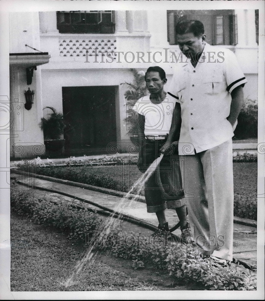 1954 Press Photo Philippine President Ramon Magsaysay & Gardener Ricardo Bato - Historic Images