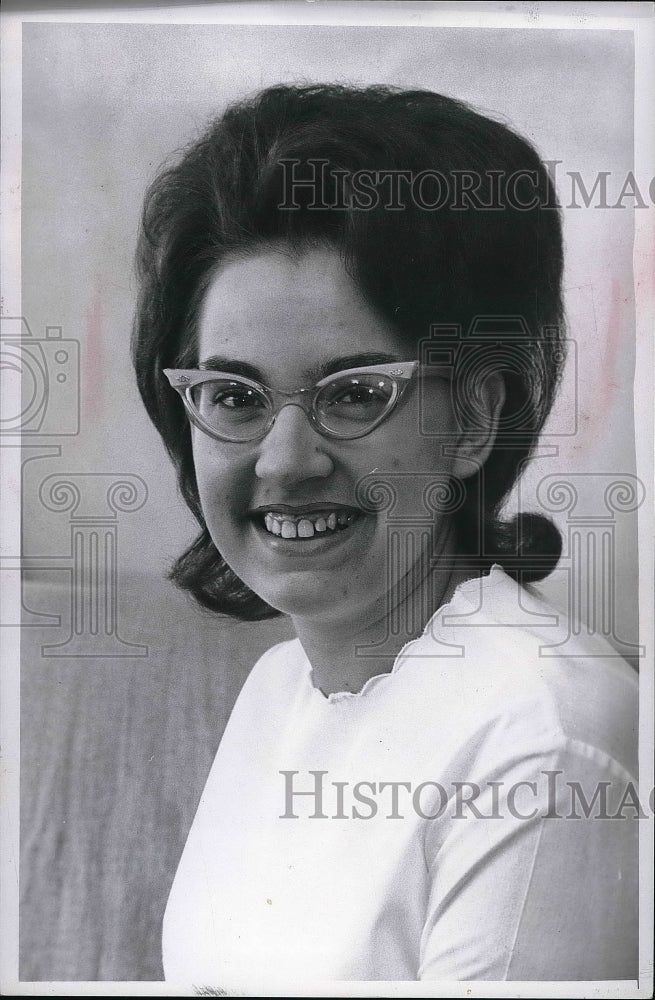 1967 Press Photo Miss Arlene Tesmer of Newburgh Heights Bowler of Week - Historic Images