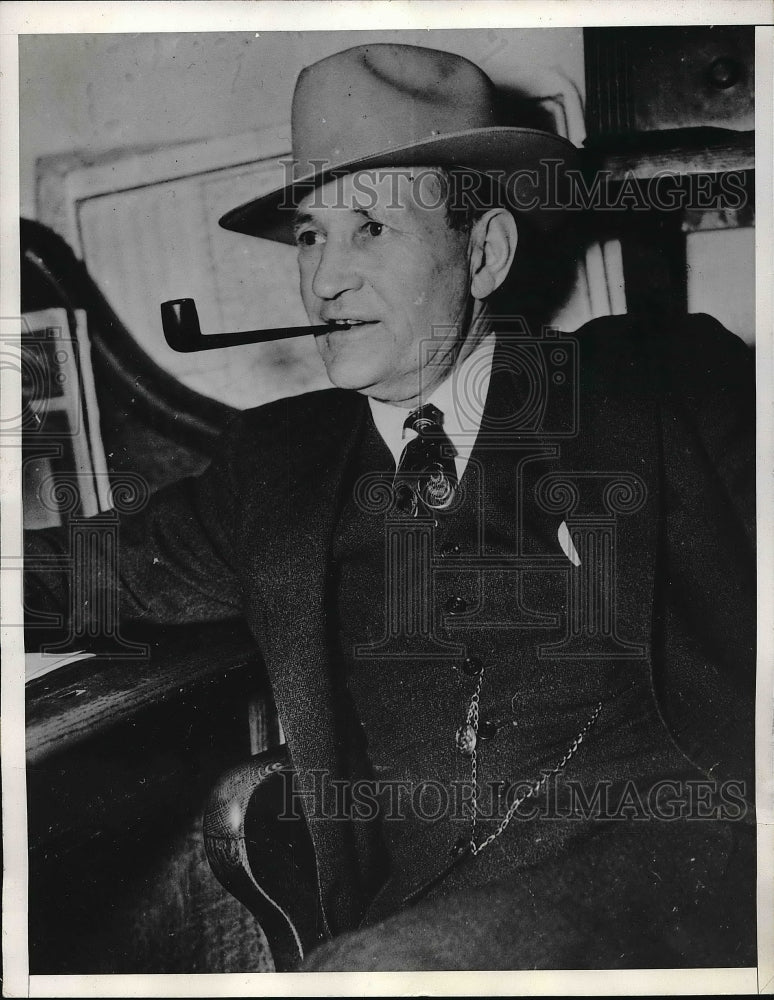 1937 Sheriff Fred White after catching Vern Charlton in Wash. - Historic Images