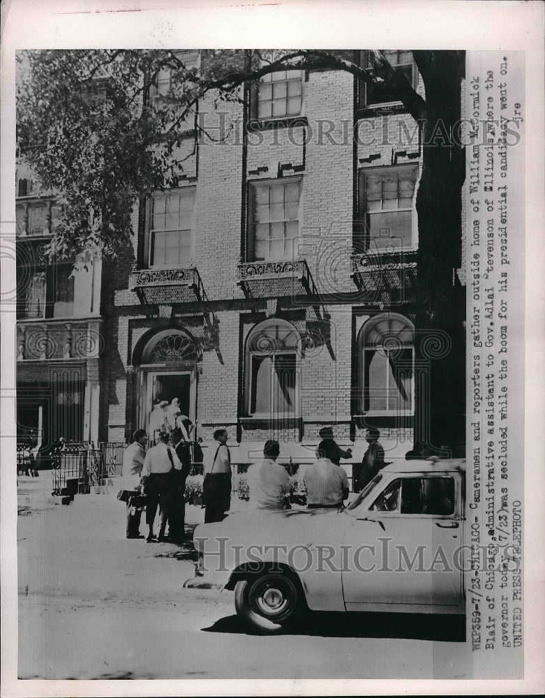 1952 Press Photo Chicago, Ill newsmen at home of Wm McCormick, politician - Historic Images