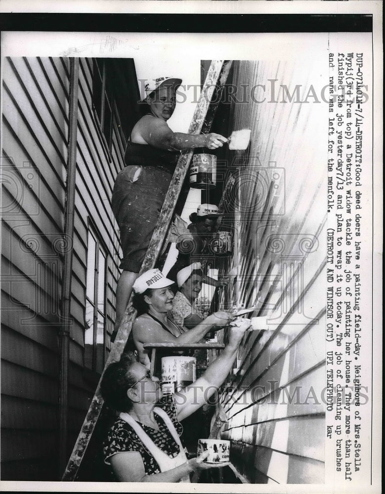 1959 Press Photo Neighbors of Mrs. Stella Wypij a Detroit window tackle the job - Historic Images