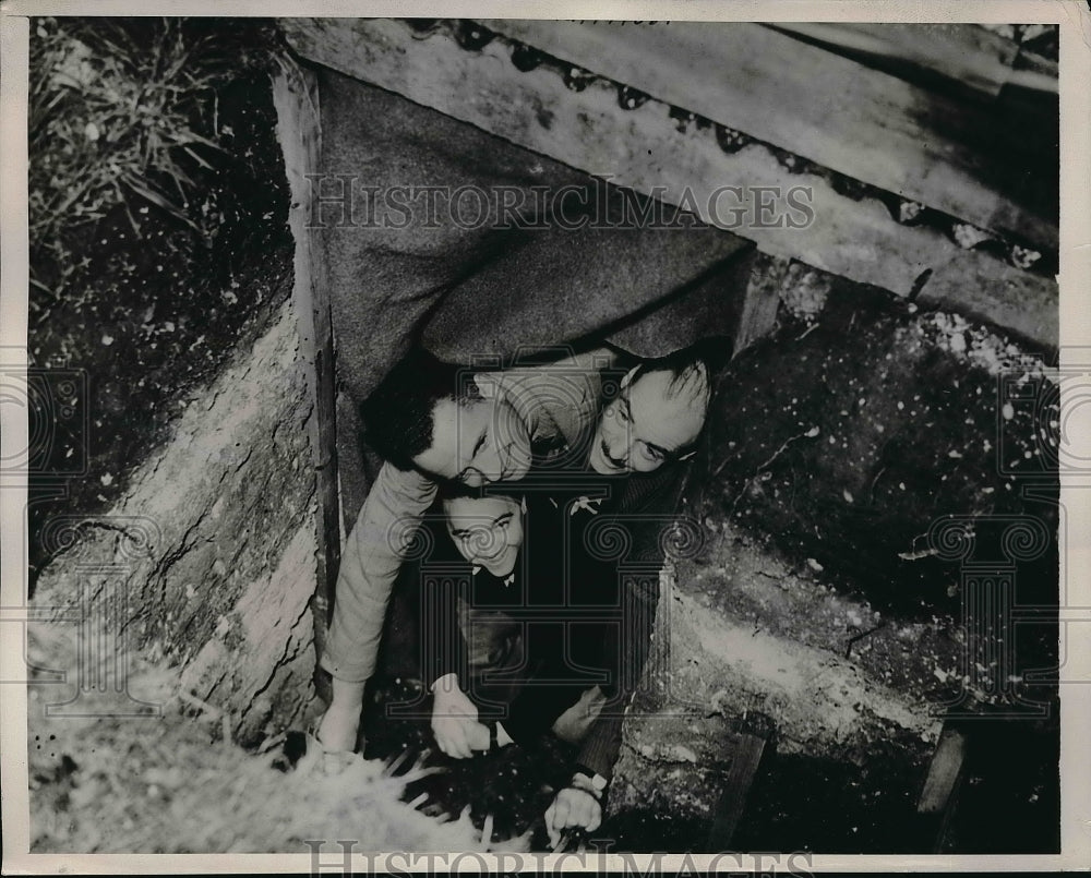 1938 Press Photo British Men Shown In Homemade Garden Dugout Air Raid Shelter - Historic Images