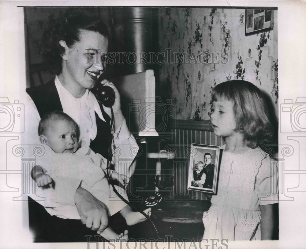 1951 Press Photo Mrs. John Swift with her children David and Leslie - Historic Images