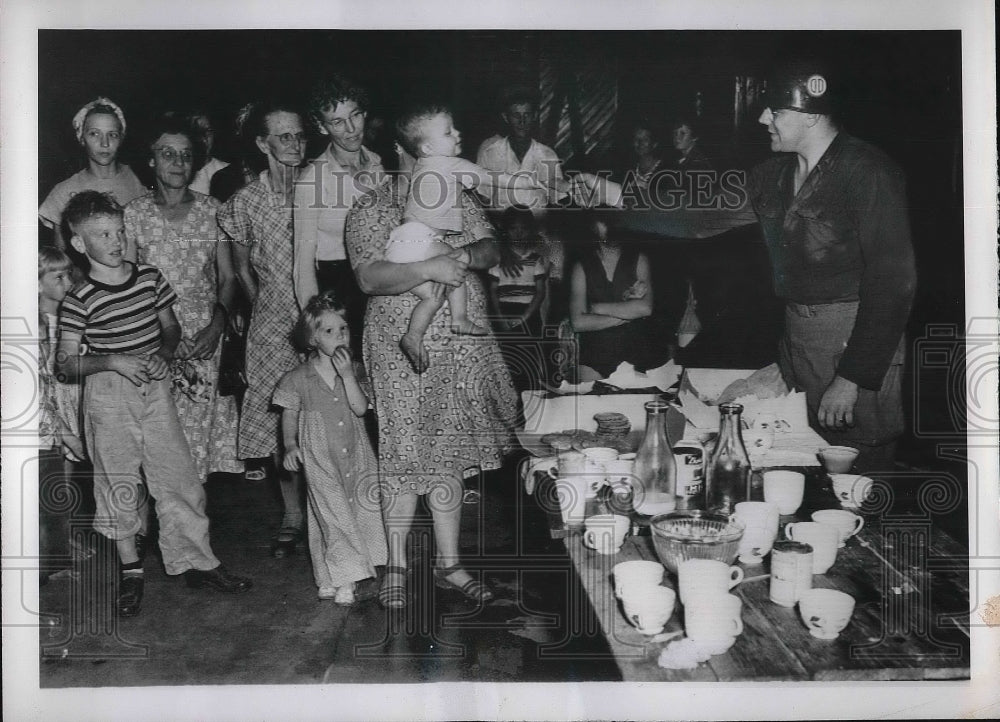 1950 Press Photo Sgt. Joseph Odum Serves Flood Victims of Gulf Shores, AL - Historic Images