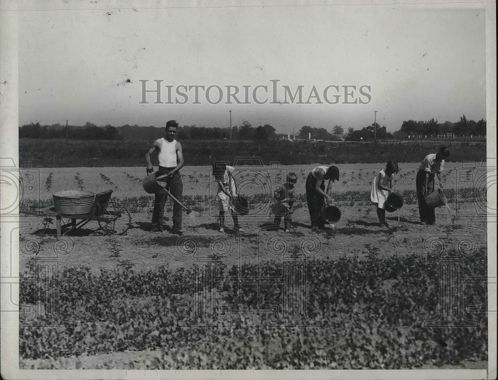 1934 Ohio farmers use buckets for irrigation during drought - Historic Images