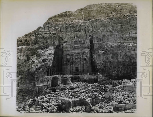 1957 Press Photo Visitors at Lost City of Petra Place of Nabatean Monarch - Historic Images