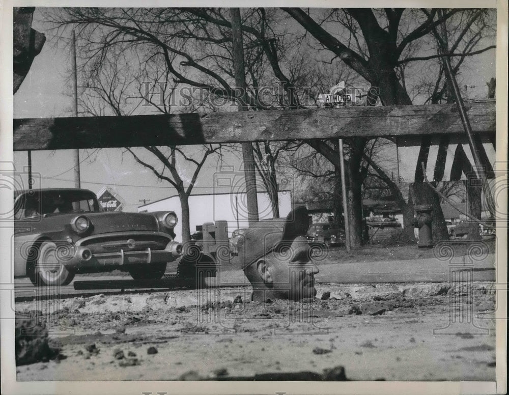 1958 Press Photo Workman Dean Paxson in Hole for Maintenance - Historic Images