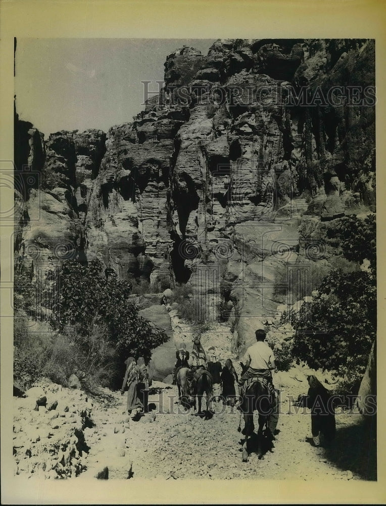 1957 Press Photo Passage leads through Wady Musa Mountain in Lost City of Petra.-Historic Images
