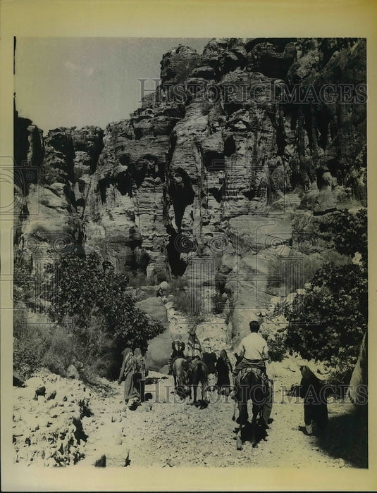 1957 Press Photo Passage leads through Wady Musa Mountain in Lost City of Petra.-Historic Images
