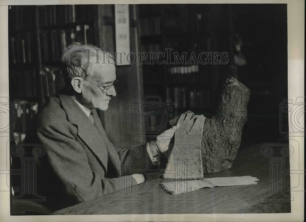 1932 Dr. Felix E. Scelling Shows Shakespearean Gloves &amp; Log - Historic Images