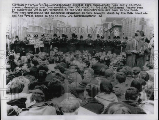 1962 Press Photo English Bobbies London Demonstrators - Historic Images