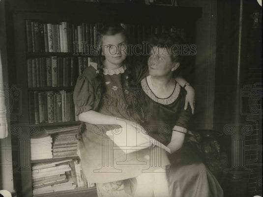 1922 Press Photo Betty Ford with Her Mother, Mrs. Sophie Ford - Historic Images