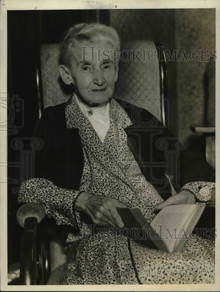 1933 Press Photo Mrs. Moley mother of Raymond Moley a Prof. of Law/ - Historic Images