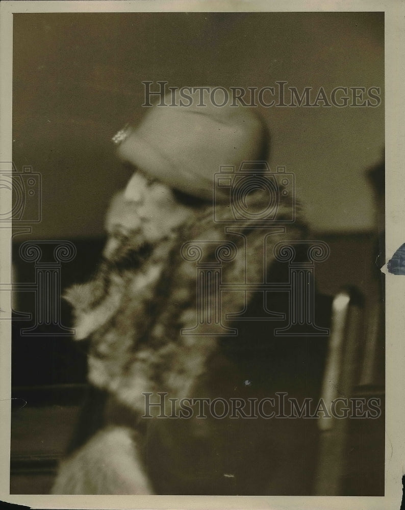 1939 Press Photo Mrs. Addie Louise sitting watching a play.-Historic Images