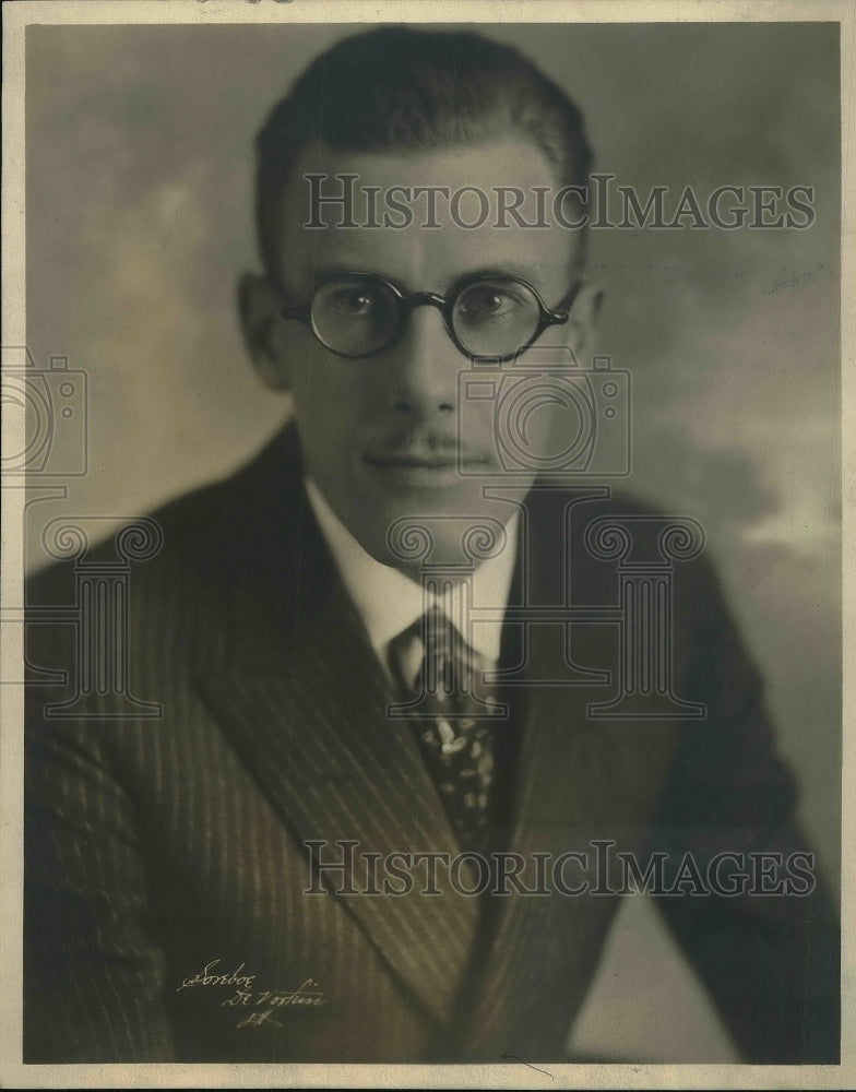 1921 Press Photo Professor Ray Raab Poses - Historic Images