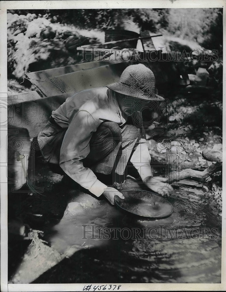 1938 Press Photo San Diego, Calif. Mrs Alice Kimball panning for gold on  ranch - Historic Images