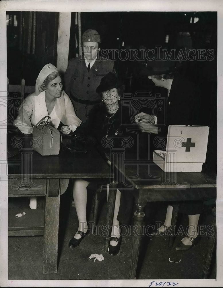 1939 Press Photo Red Cross Emergency Station Mrs Don Steele &amp; Mrs Lawrence Paul - Historic Images