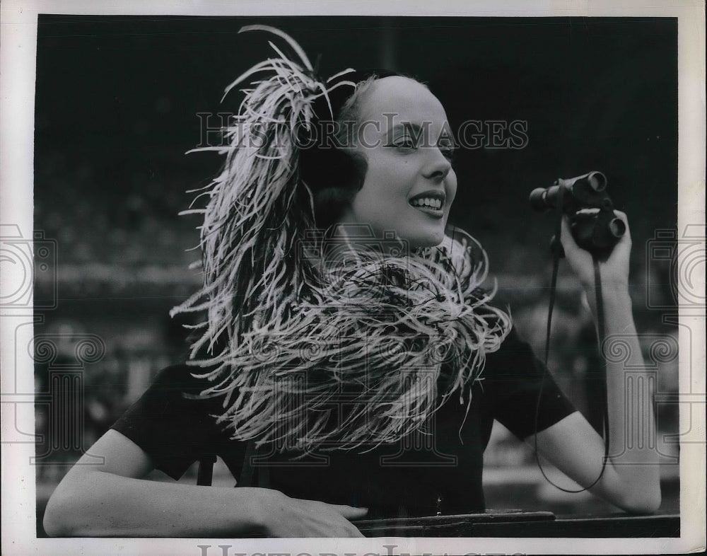 1950 Model Wears Ostrich Feathers On Velvet Calot By Walter Florell - Historic Images