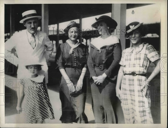 1935 Press Photo Mr.William Langdon reunites with his wife and daughters after-Historic Images