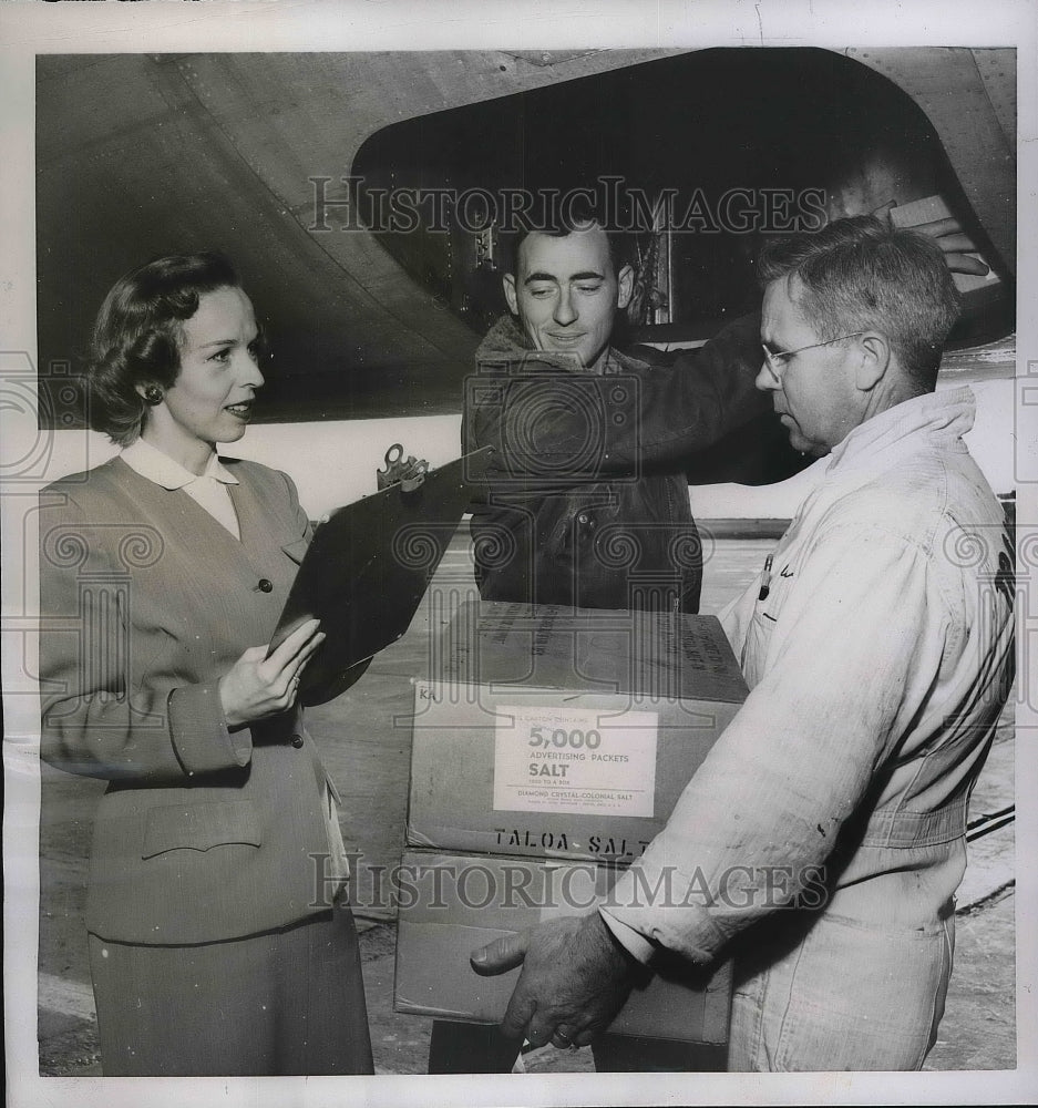 1954 Press Photo Mrs. Lois McKelvie checking cargo at airport-Historic Images