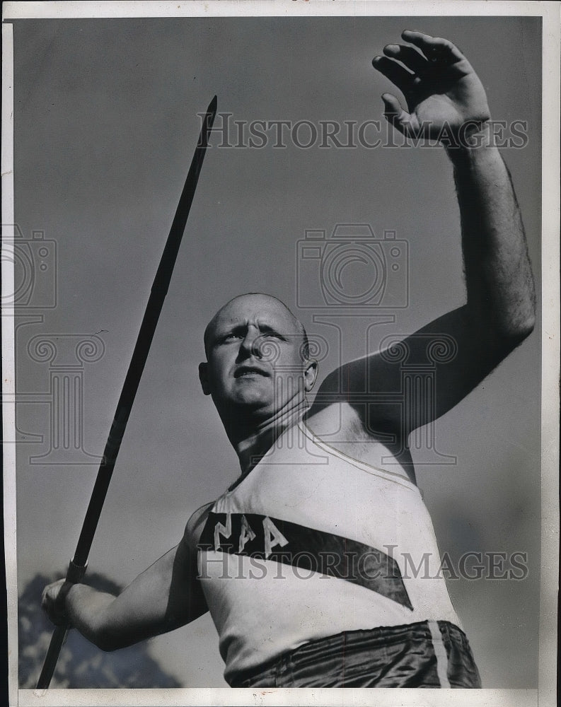 1942 Press Photo Emerson McKenzie at track and field competition - Historic Images