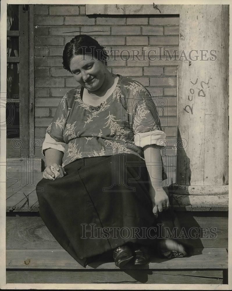 1921 Press Photo Mrs. Sidney Johnston posing for photo - Historic Images