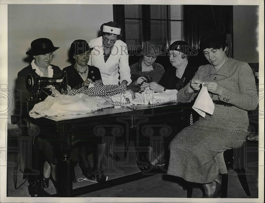 1934 Press Photo senators' wives sew for the needy - Historic Images