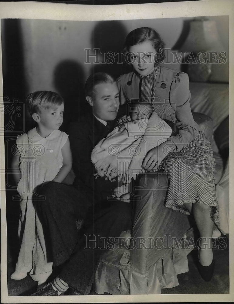 1933 Press Photo Mr. &amp; Mrs. Richard &quot;Skeets&quot; Gallagher, Richard Jr. alias &quot;The - Historic Images