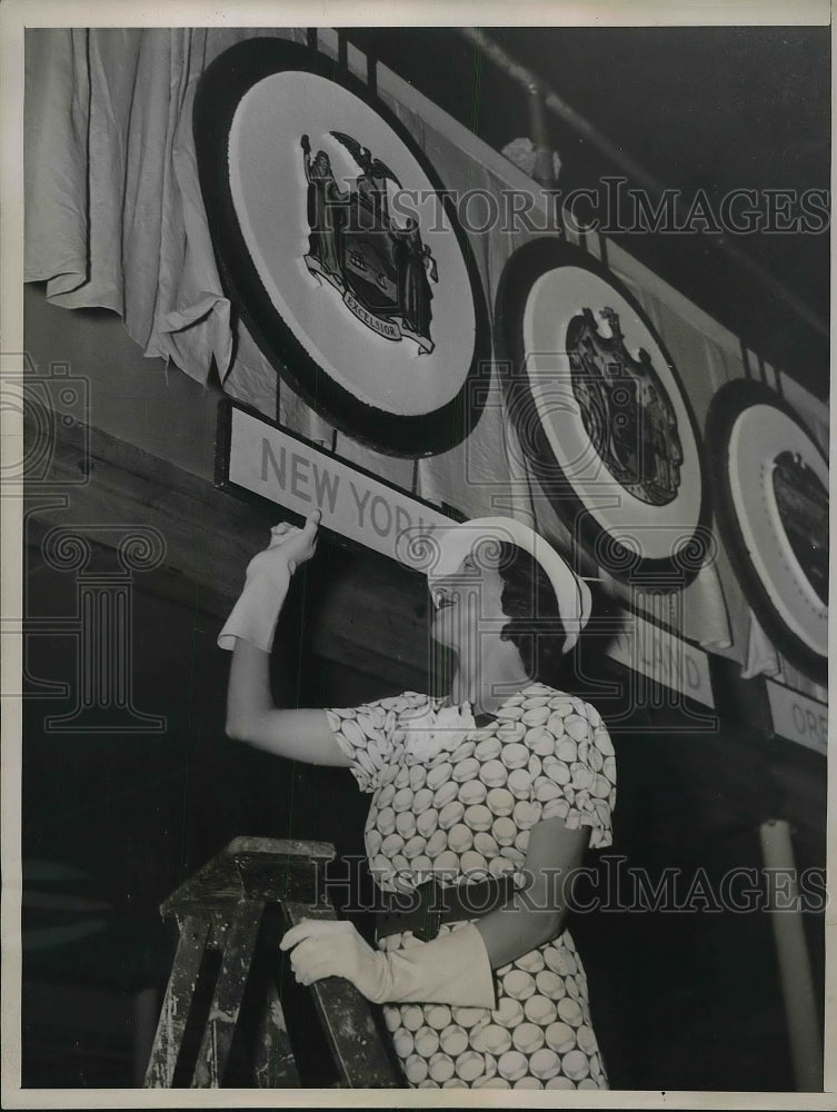 1936 Ethel Ludwig places a New York plaque at Convention Hall on the - Historic Images