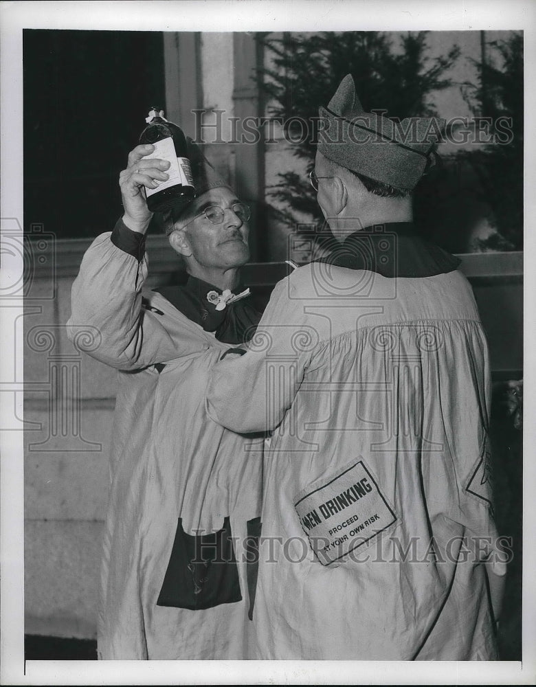 1947 Press Photo Members Legionnaires Frank Munday and Robert Nueman.-Historic Images