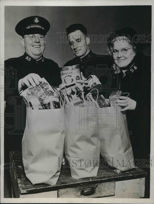 1933 Press Photo Salvation Army Officers Plan Christmas Food Baskets For Needy-Historic Images