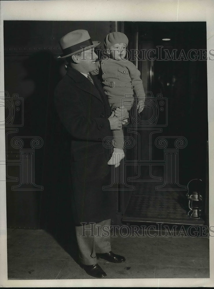 1932 Mayor Joseph McKee of New York and his son Richard. - Historic Images