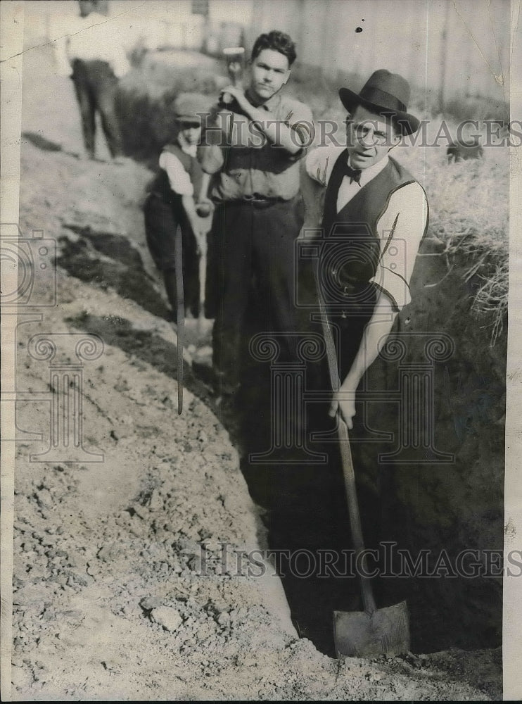 1922 Rev. Jarrett &amp; team digging a ditch for NY church - Historic Images