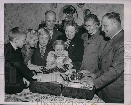 1943 Press Photo Mr & Mrs Soren Henningsen & family for Golden anniversary - Historic Images