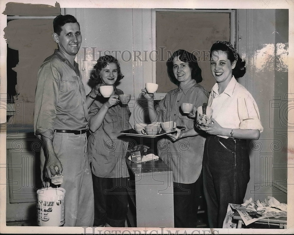 1949 Press Photo Time Out For Coffee Break - Historic Images