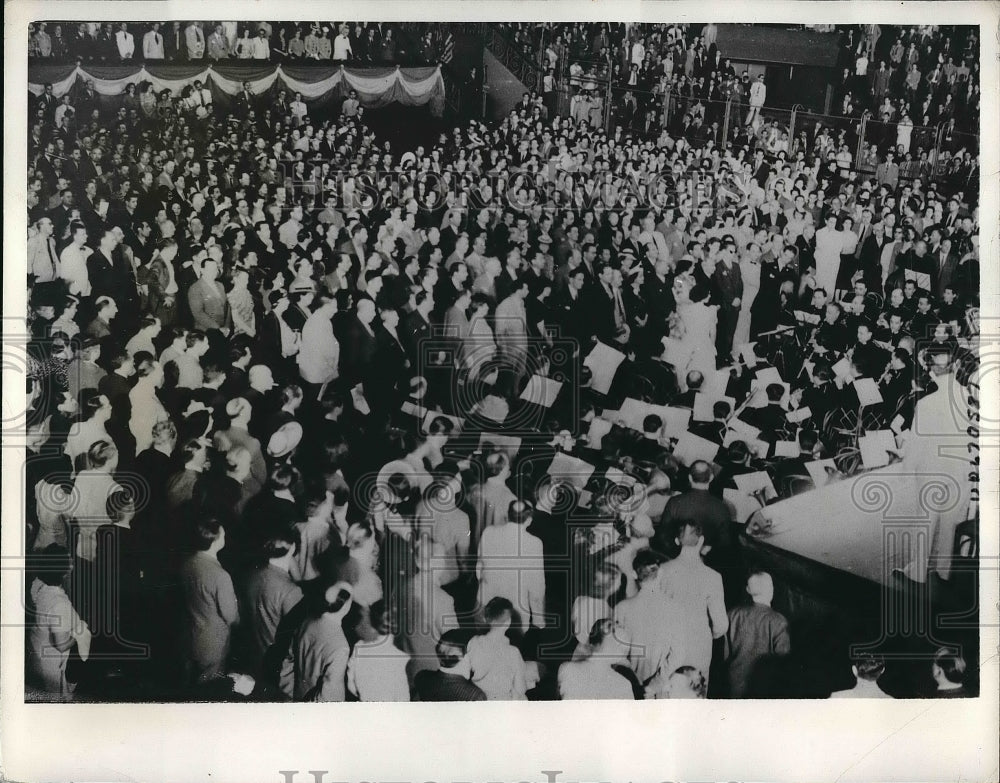 1942 10,000 People Gathered in Buenos Aires - Historic Images