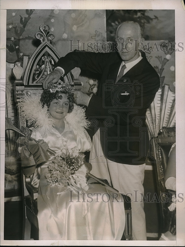1930 Press Photo Mayor George Wentzell Crowning Queen of Wildwood Grace Lee Mell-Historic Images