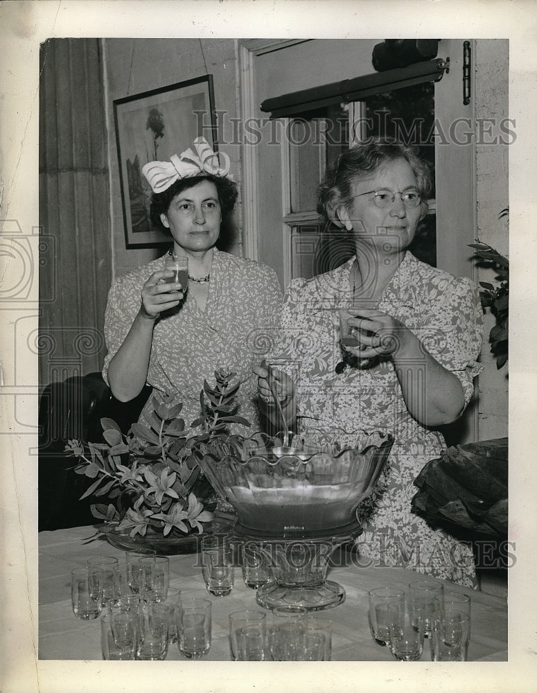 1943 Mrs Florence Fuller Grund &amp; Mrs AR Boethelt - Historic Images