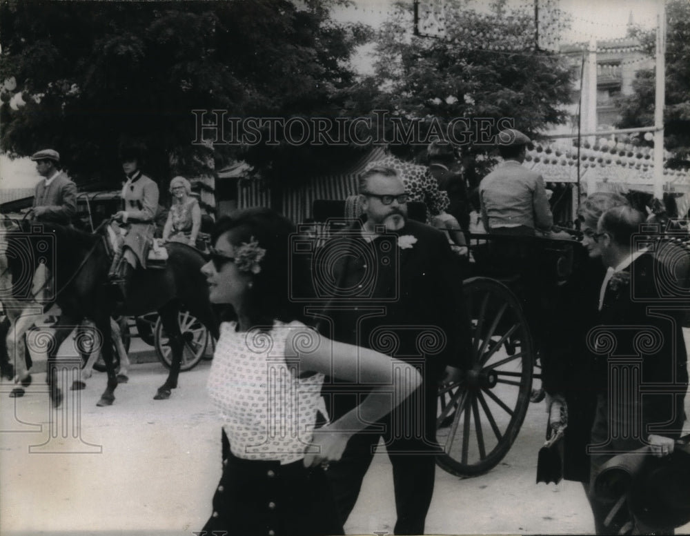 1985 Orson Welles Strolls Through Fair-Historic Images