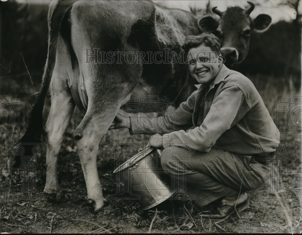 1933 Edward Bell Student Emory University milks a cow - Historic Images