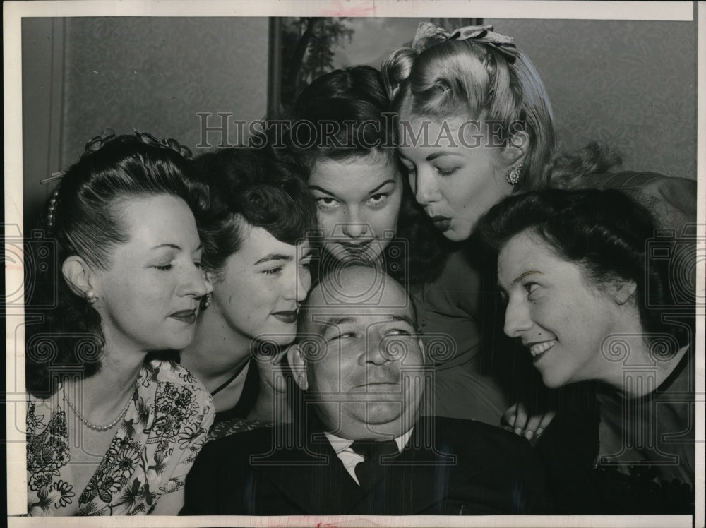 1945 Press Photo Chief Machinists Mate George Huffman &amp; 6 Sister In Laws - Historic Images