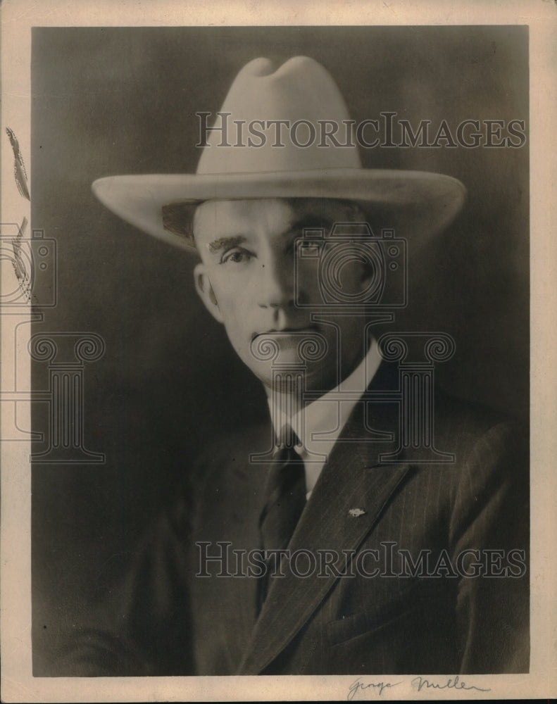 1927 Press Photo George L. Mulch posing for photo - Historic Images