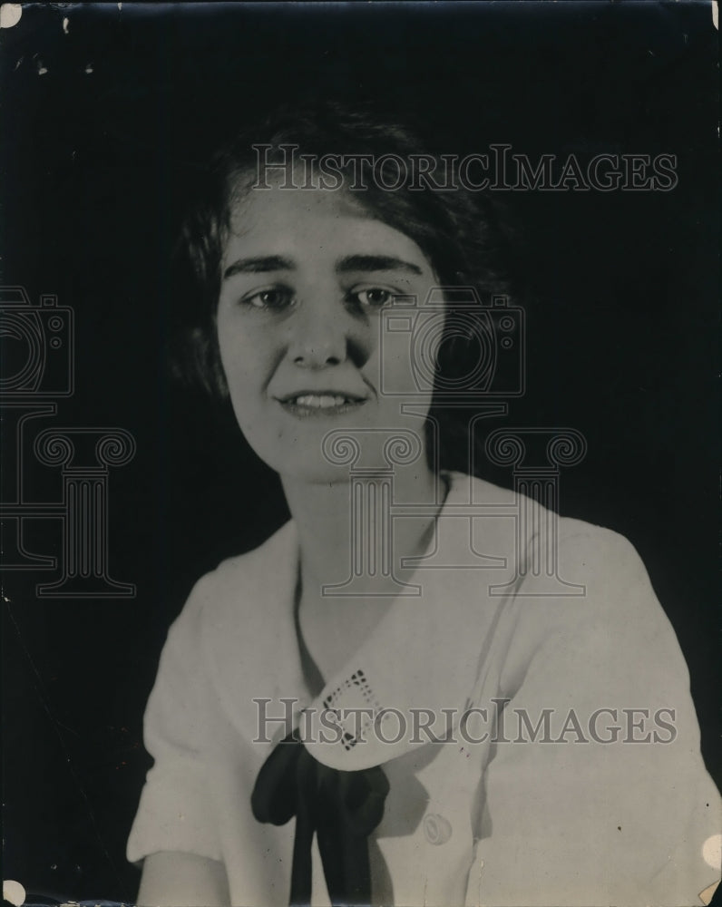 1925 Press Photo Antionette Kramer posing for photo-Historic Images