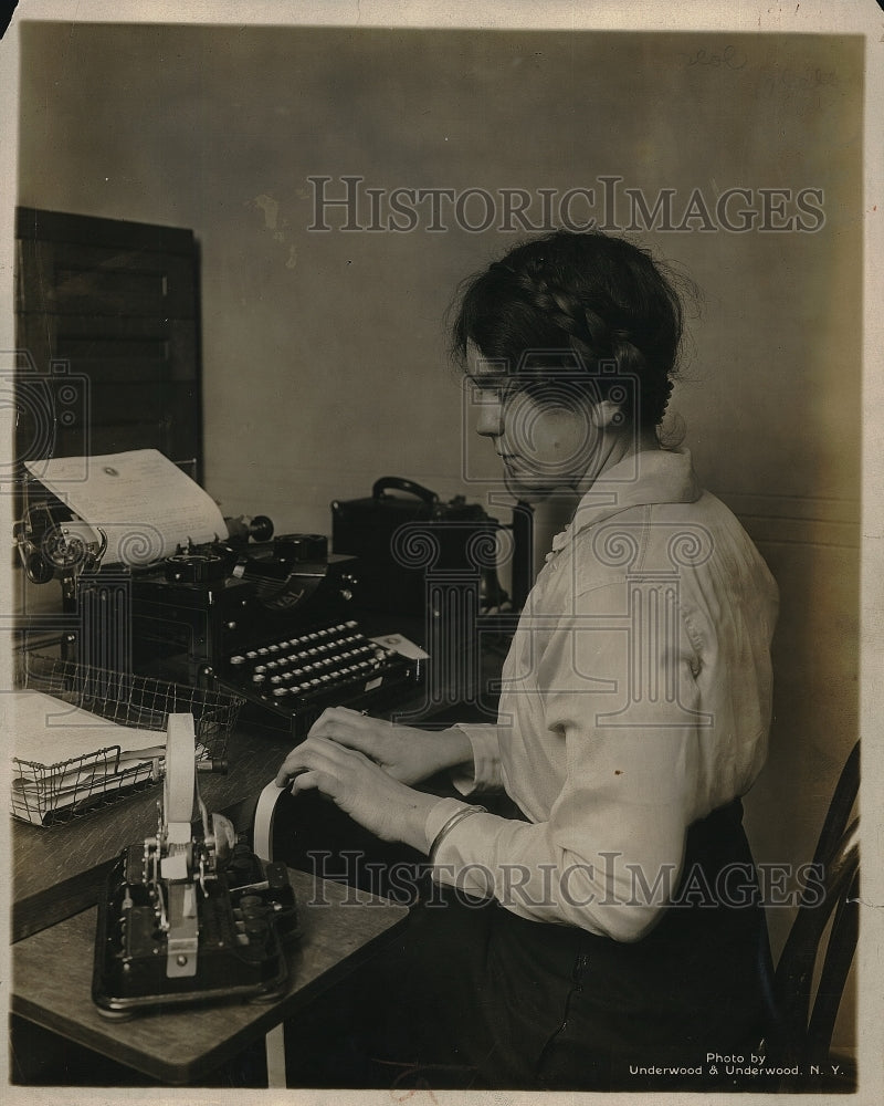 1923 Editor Miss Helen Day at work - Historic Images