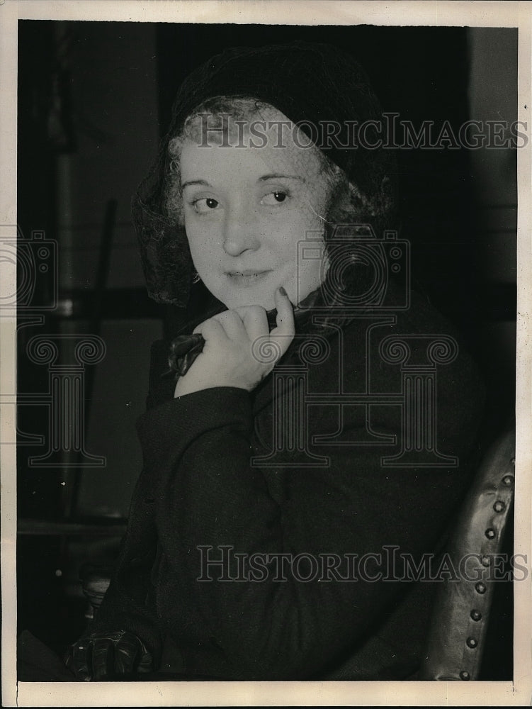 1941 Ruth Jacobson charged in Chicago court that she sought decree - Historic Images